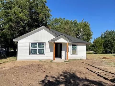 523 N Weaver St, Gainesville, TX 76240