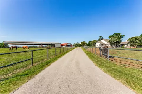 10529 Strittmatter Rd, Pilot Point, TX 76258 photo 5