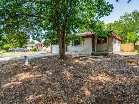8621 Fairhaven Ln, Dallas, TX 75227