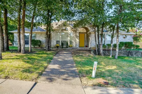 804 Lake View Ct E, Crowley, TX 76036