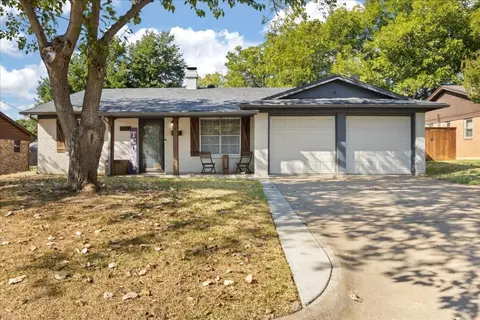 533 Mound St, Burleson, TX 76028