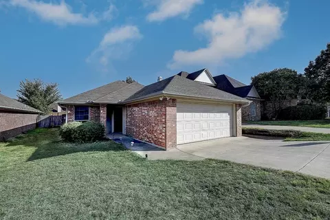 720 Harbour Town Dr, Lake Dallas, TX 75065