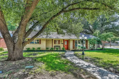 1102 Hillside Dr, Gainesville, TX 76240