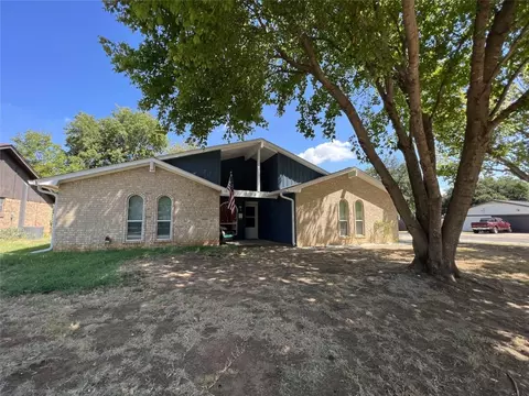 439 Lynnewood Ave, Burleson, TX 76028