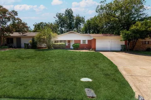 1724 Chip N Dale Dr, Arlington, TX 76012