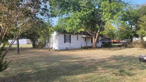 701 W Turner St, Wolfe City, TX 75496