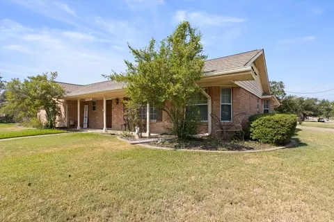 1900 Silver Leaf Dr, Pantego, TX 76013