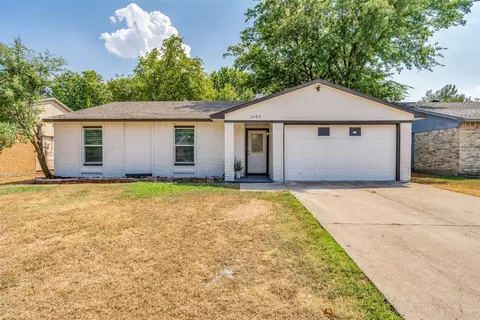 1005 Clark Trl, Grand Prairie, TX 75052