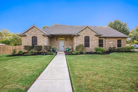 826 S Ridgeway Dr, Cleburne, TX 76033