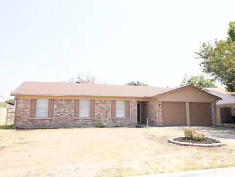 7405 Independence Ln, Forest Hill, TX 76140
