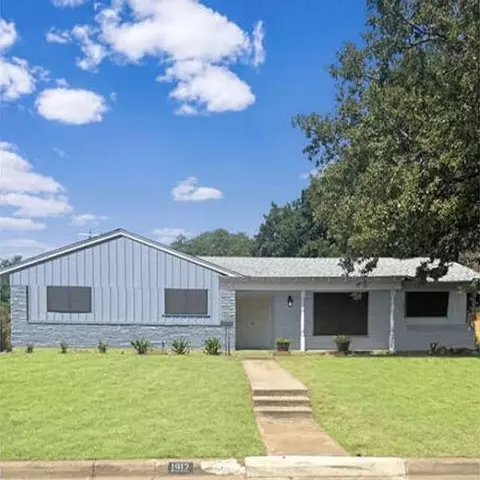 1912 Mccleskey Ct, Fort Worth, TX 76112