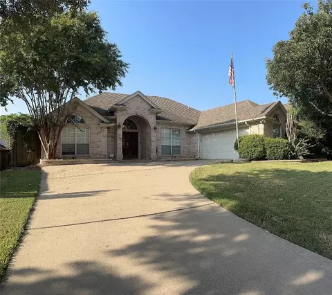725 Herman Dr, Hurst, TX 76054