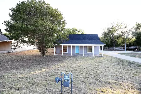 400 Decatur St, Bowie, TX 76230