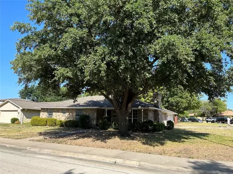2113 Brentwood Ln, Carrollton, TX 75006