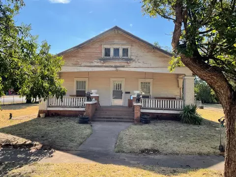101 N Donald St, Seymour, TX 76380