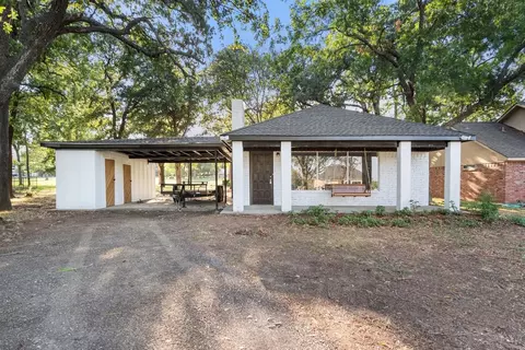1118 Kiowa Dr W, Lake Kiowa, TX 76240