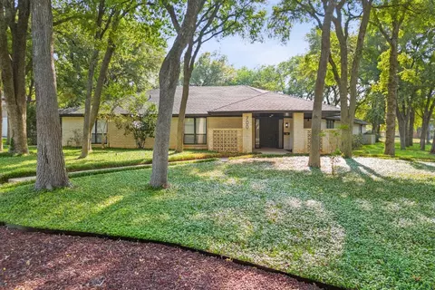 700 Havenwood Ln S, Fort Worth, TX 76112