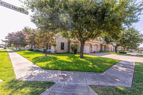 808 Kitty Hawk Ln, Grand Prairie, TX 75051