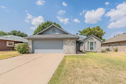 1916 Green Willow Dr, Fort Worth, TX 76134