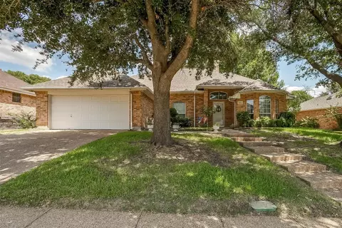 10162 Meadowcrest Dr, Benbrook, TX 76126