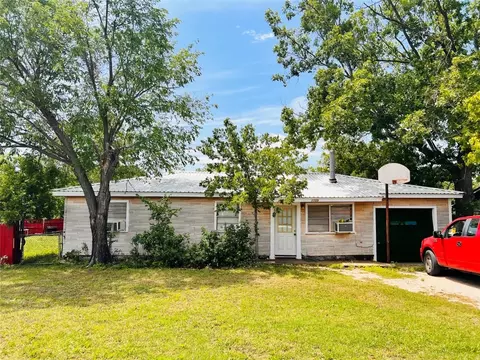 1109 W Lindsey St, Breckenridge, TX 76424