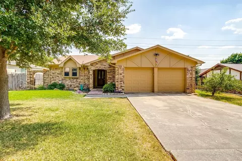 6512 Circleview Dr, North Richland Hills, TX 76180