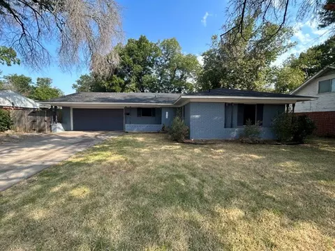 610 Hawthorne Ln, Grand Prairie, TX 75052