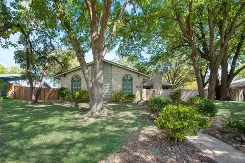 1012 Pine Tree Ln, Desoto, TX 75115