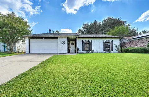 6400 Sandhurst Ln E, North Richland Hills, TX 76182