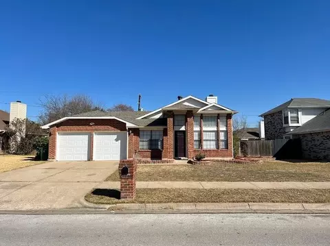 921 W Lynn Creek Dr, Arlington, TX 76001