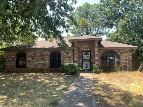 2435 Eastern Oaks Dr, Dallas, TX 75227