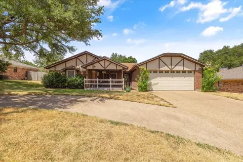 1504 Surry Place Dr, Cleburne, TX 76033