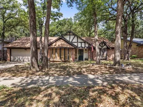 3033 Scenic Hills Ct, Bedford, TX 76021