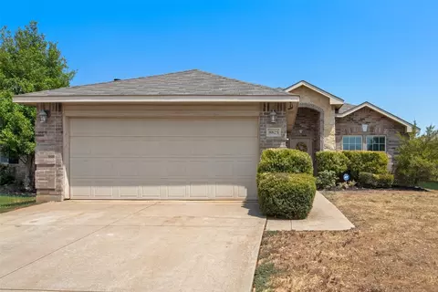 8825 Elk Creek Ln, Fort Worth, TX 76123