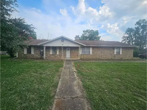 802 W 9th St, Clarksville, TX 75426