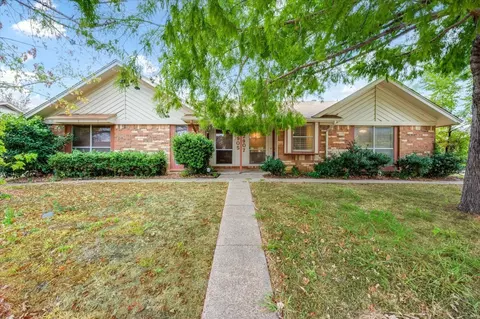 2907 Clover Ln, Euless, TX 76039