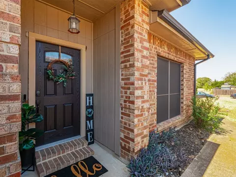 704 Cresent Dr, Desoto, TX 75115
