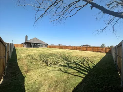 577 Mbs Way, Pilot Point, TX 76258 photo 2