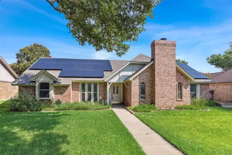 825 Saddlebrook Dr N, Bedford, TX 76021