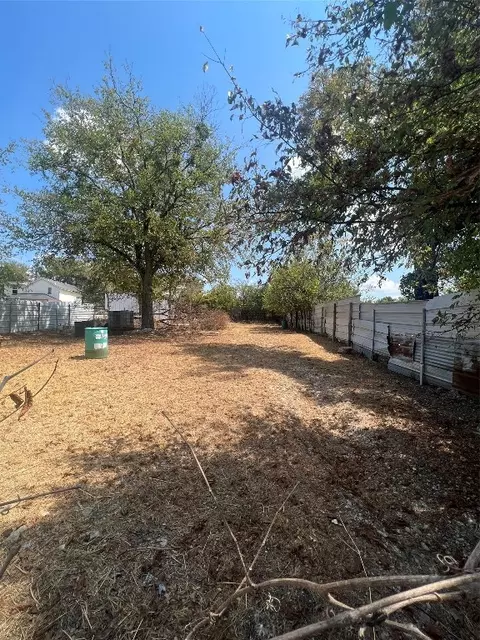 2910 Coombs Creek Dr, Dallas, TX 75233