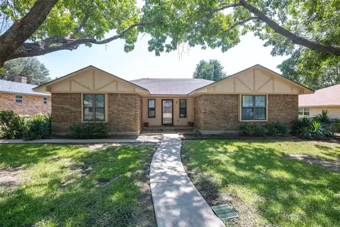 903 Casa Linda St, Ennis, TX 75119