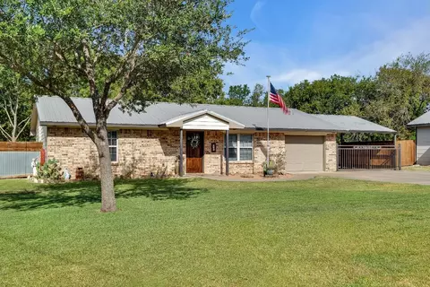 404 S Jackson St, Wolfe City, TX 75496