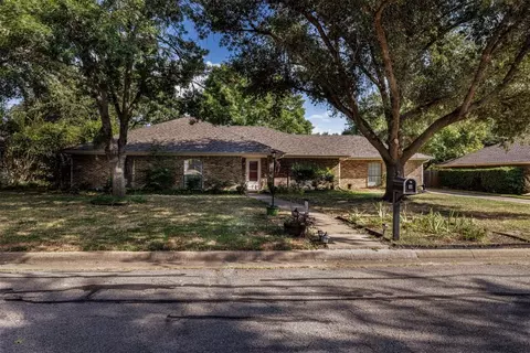 1104 Whitehall Ln, Greenville, TX 75402