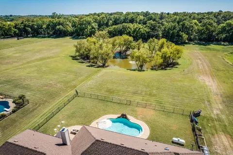 2047 Willow Bend Dr, Oak Leaf, TX 75154 photo 2