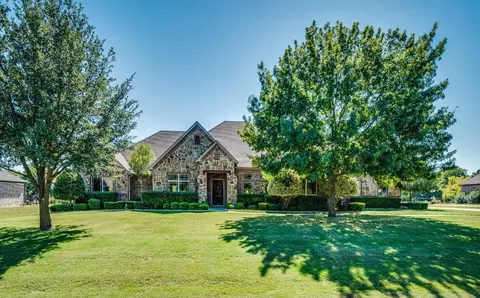 2047 Willow Bend Dr, Oak Leaf, TX 75154
