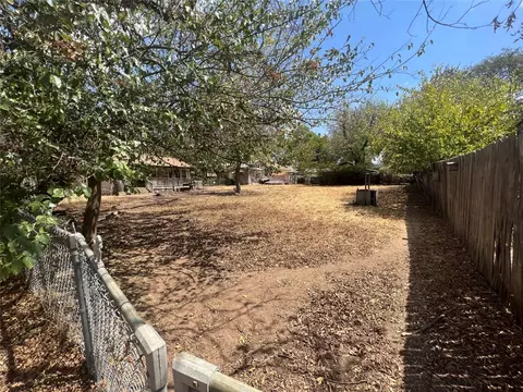 916 E James St, Cleburne, TX 76031 photo 2