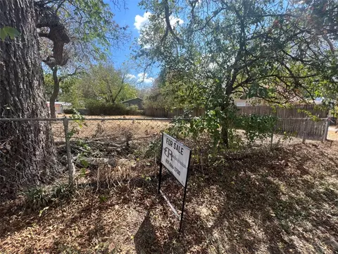 916 E James St, Cleburne, TX 76031