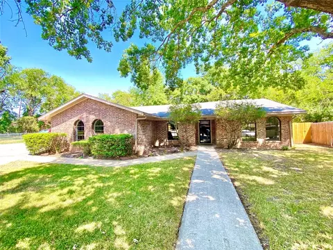 10 Brookhollow Cir, Gainesville, TX 76240