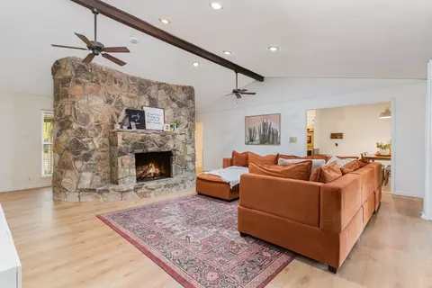1908 Nancy Lea Dr, Bonham, TX 75418