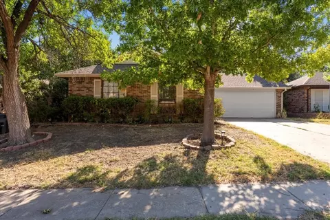 5525 Heathercrest Dr, Arlington, TX 76018